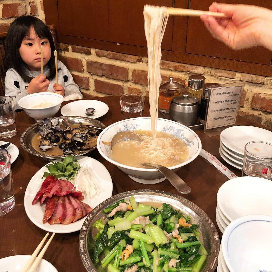 みきママさんのインスタグラム写真 - (みきママInstagram)「ランチは台湾料理です〜❤️❤️❤️. 豚の腸詰、五香粉がきいて美味し〜😭😭😭. 台湾に来た気分です😆😆😆. 杏ちゃんは唐揚げが一番だってさ😋😋😋」3月23日 14時18分 - mikimama_official