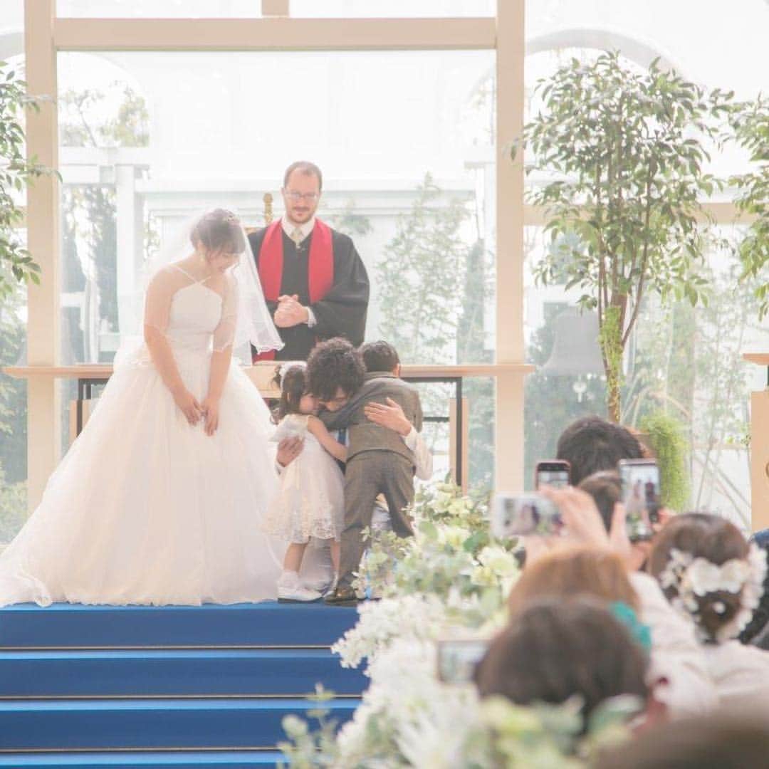 アンジェローブ 名古屋 結婚式場さんのインスタグラム写真 - (アンジェローブ 名古屋 結婚式場Instagram)「@weddingisland_angerobe をフォローして、 『 #アンジェローブ 』のタグで. お写真を投稿してくださいね＊*. . ——————————. .  最高の一枚 結婚式には沢山のステキなシーンがあります。 . . .  指輪を届けに来てくれた子どもたちへ感謝のハグ❤️ . . ——————————. . -アンジェローブの公式HPをcheck＊* http://www.angerobe.co.jp/sp/ -ブライダルフェアの予約はコチラから♪ http://www.angerobe.co.jp/sp/fair/ . ——————————. . ぜひ『 #アンジェローブ 』のハッシュタグで. ウェディングの写真を投稿してくださいね＊*. ステキなお写真はこちらのアカウントでリグラムさせていただきます♪. . また『#アンジェローブ』のハッシュタグで投稿していただいた#アンジェ嫁 様は必ずフォローさせて頂きます💕  プレ花嫁さんも卒花嫁さんもずーっと繋がっていきましょう💕 . . . ——————————. . ※ ★コチラのInstagramもCheck★  マリエール岡崎 @marriyell_okazaki  マリエール豊橋 @marriyell_toyohashi  マリエール山手(名古屋市八事) @marriyell_yamate  マリエール ガーデンバーベナ(一宮市) @marriyell_gardenverbena  プルーナ マリエール(豊田市梅坪駅） @puruna_marriyell  アルコラッジョ マリエール(浜松駅) @arcoraggio_marriyell . . 毎日卒花嫁さんのステキな写真をUPしています✨ プレ花嫁さんは要チェック☑️ . .  #wedding #weddingdress #angerobe #プレ花嫁 #かわいい #結婚式準備 #卒花#東海プレ花嫁#名古屋プレ花嫁 #リニューアルオープン #名古屋結婚式場#名古屋プレ花嫁#結婚式ストーリー #ウェディング#結婚式レポ #婚約 #プロポーズ#金城ふ頭#marryxoxo#笑顔#結婚式っていいね #結婚式楽しい#写真好きな人と繋がりたい #リングボーイ #リングガール #家族婚 #家族挙式」3月23日 14時36分 - weddingisland_angerobe