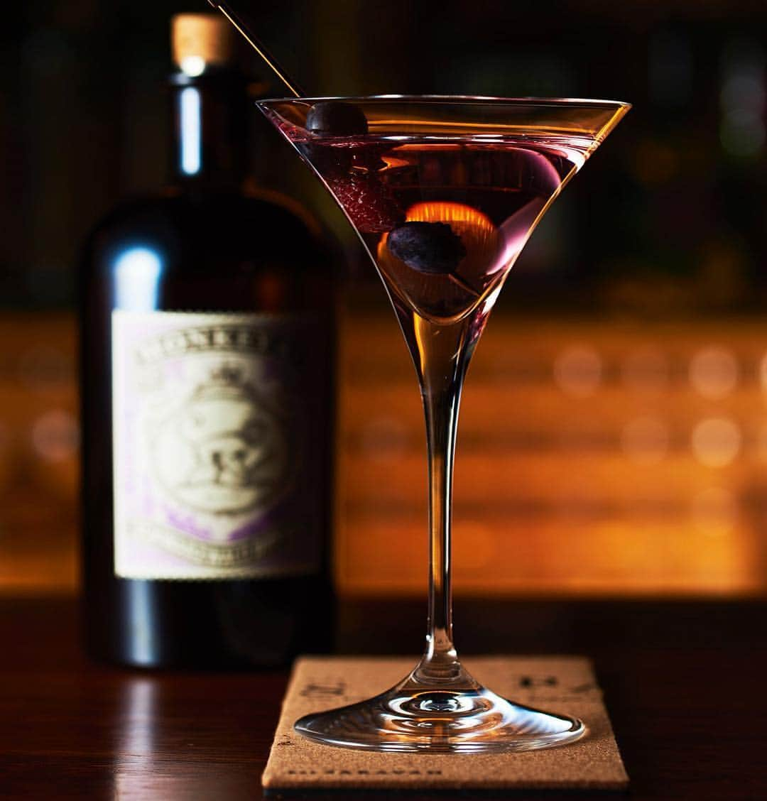 bar SARAVAHさんのインスタグラム写真 - (bar SARAVAHInstagram)「. Berry Martini . ベリーの香りを感じさせるドイツのプレミアムジン、モンキー47を使ったスウィートマティーニ。 上品な味わいは女性にもオススメです。 . #SARAVAH  #サラバ #BARSARAVAH #大阪  #梅田  #北新地  #新地  #芦屋 #バー  #BAR  #大阪BAR  #大阪バー #梅田BAR  #北新地BAR  #北新地グルメ #カクテル  #フルーツカクテル #マティーニ  #マルガリータ #ハイボール  #ウイスキー  #ラム #シャンパン  #ワイン #champagne  #wine #マティーニ #ベリー」3月23日 14時32分 - bar_saravah_kitashinchi