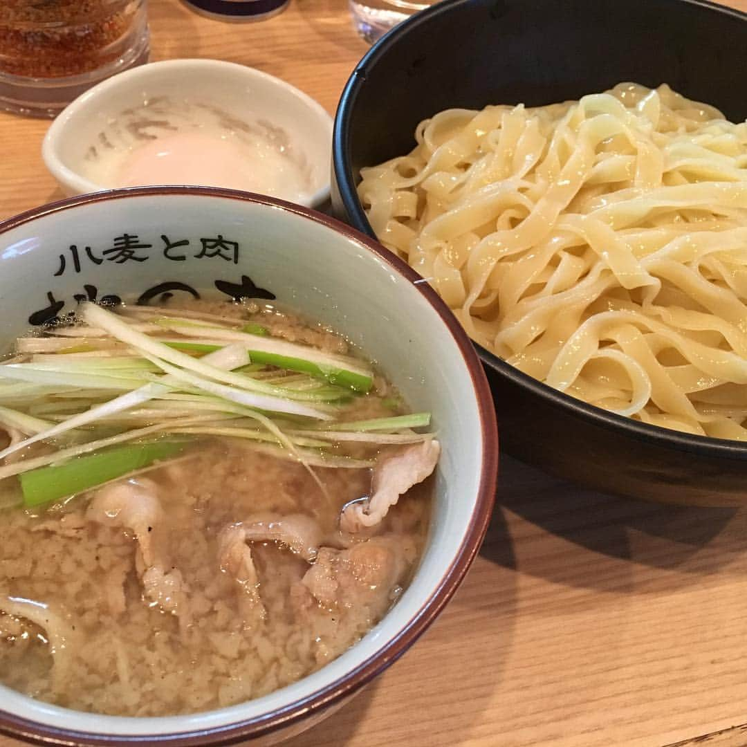 森千早都さんのインスタグラム写真 - (森千早都Instagram)「小麦と肉 桃の木【こってり昆布醤油】  麺がもっちもち！ そして麺300ｇ肉100ｇのがっつりした量なので食べきれるかな？！と少し不安でしたが、するするっと胃にはいってゆきました♡ お肉もめちゃくちゃやわらかい☺️ 途中で卵でまろやか味変！ これもまた良し。  最後はそば湯で割って〆✨  こちらの店舗はなんとお昼の時間帯を過ぎるとクレープ屋さんにもなるのです、すごい💓  #森とラーメン  #ラーメン  #つけ麺」3月23日 14時34分 - morichisato313