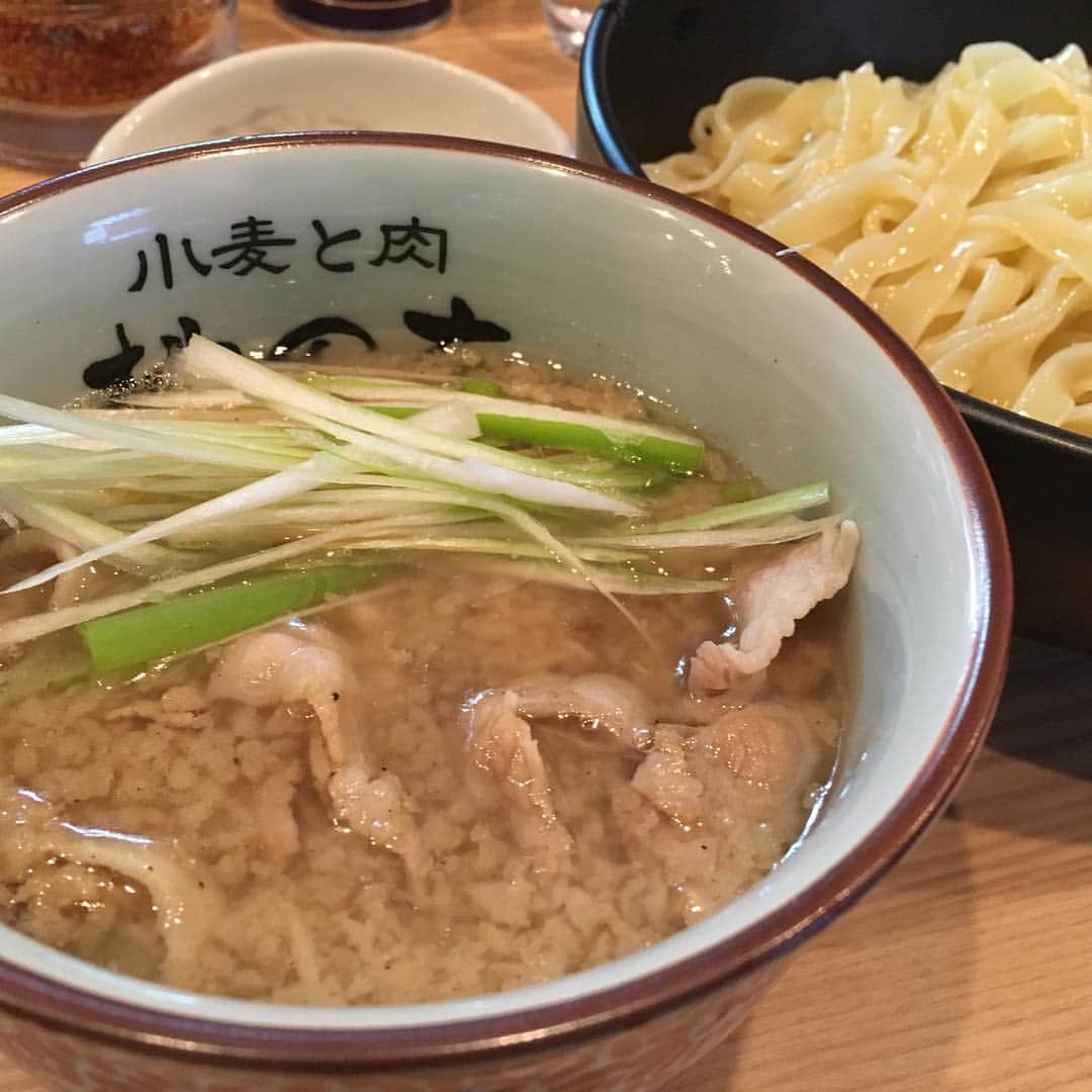 森千早都さんのインスタグラム写真 - (森千早都Instagram)「小麦と肉 桃の木【こってり昆布醤油】  麺がもっちもち！ そして麺300ｇ肉100ｇのがっつりした量なので食べきれるかな？！と少し不安でしたが、するするっと胃にはいってゆきました♡ お肉もめちゃくちゃやわらかい☺️ 途中で卵でまろやか味変！ これもまた良し。  最後はそば湯で割って〆✨  こちらの店舗はなんとお昼の時間帯を過ぎるとクレープ屋さんにもなるのです、すごい💓  #森とラーメン  #ラーメン  #つけ麺」3月23日 14時34分 - morichisato313