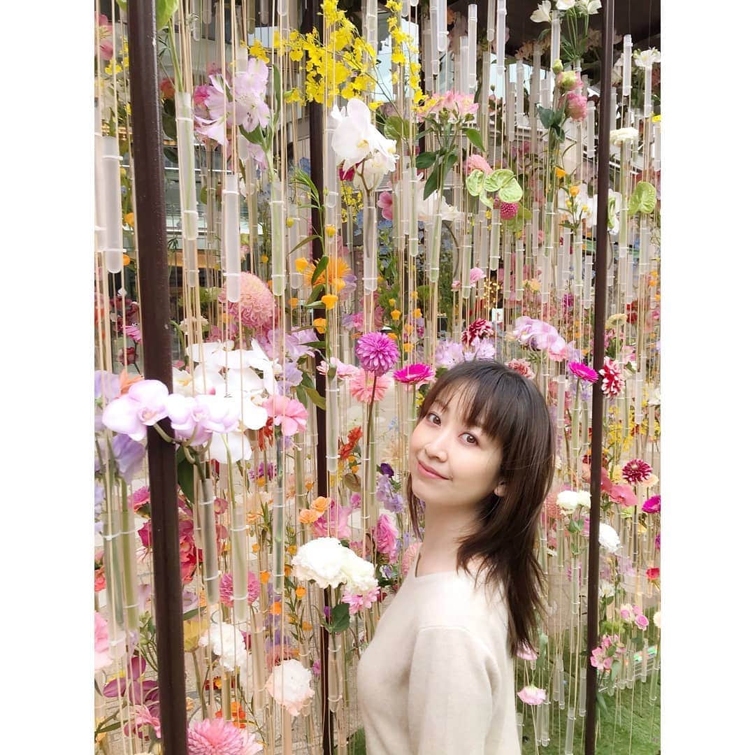 黒川智花さんのインスタグラム写真 - (黒川智花Instagram)「. 卒業シーズンですね🌸 フラワーカーテンの前でパシャリ📸 ▫️ #お花好き  #spring」3月23日 14時46分 - tomoka_kurokawa_official