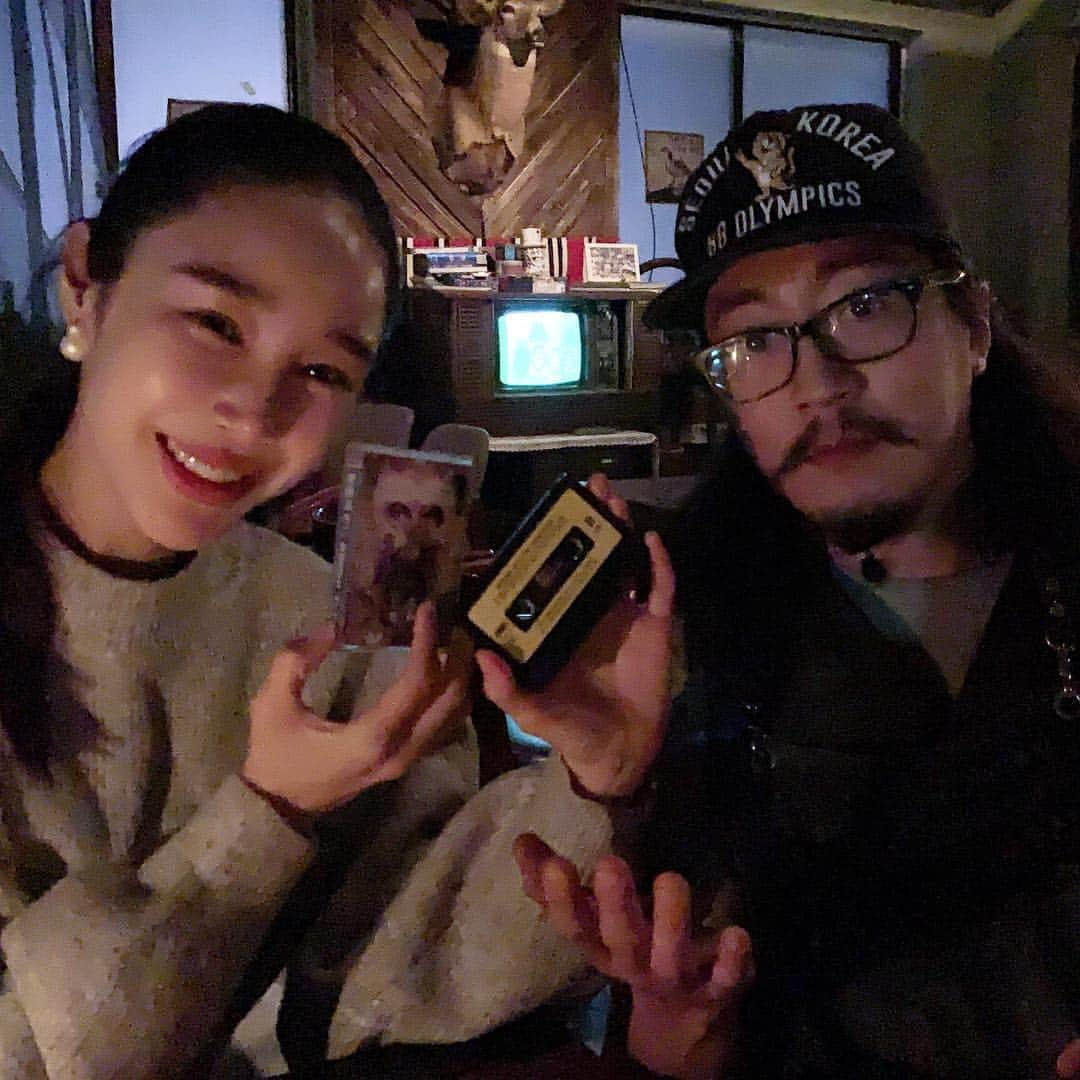 ロンさんのインスタグラム写真 - (ロンInstagram)「형 @funkeun 덕분에 좋은 영감 멋진 오토바이 빌려서 좋은 뮤비찍었습니다 [레어템🎁 마이클잭슨 카세트 테이프 선물받음] 그래서 키스해링전에도 갔다 왔음  우리아내 인기많았음👍 #이사강 #론 #기러기둥지용산 #키스해링」3月23日 14時46分 - chun_byoung_hwa