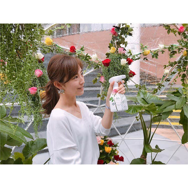 大谷朋子さんのインスタグラム写真 - (大谷朋子Instagram)「♡ * 今日は、ららぽーとTOKYO BAYへ◡̈⃝ * 花王様からのご招待で、 今日と明日期間限定で開催中のイベント、 香りでお部屋メイク 「三井ショッピングパーク ららぽーと」に参加してきました🌹 * 快適でリフレッシュできる生活空間を提供する 「リセッシュ除菌EX」から 3月9日新発売の「リセッシュフレグランス」を体験♪ * カーテンやソファ、空間にシュッとスプレーするだけで、お部屋の空気が気持ちよくなって快適に♡ ”香りでお部屋メイク”ができます❁﻿ * 「ボタニカル香りシャワー」のシリーズは、 花王独自技術エアロセント（AeroscentⓇ）で自然の香りがぎゅっと閉じ込められています🌱 * 今日は「ピュアローズシャワー」をお試し🌹 ひと吹きでパッと華やかな空間になりました♡ * 他の香りを組み合わせるとまた違った香りになるので、気分に合わせて使ってみたいな♪ * 消臭、99%除菌、衣類品の防カビ、汗臭予防効果がありとっても便利！１つはお家に置いておきたいアイテム♡ * この非日常的なボタニカル空間エリアは、 明日3/24までららぽーとTOKYO BAYに登場しています！ * 第2弾は、来週末、ららぽーと甲子園で開催予定なので、ぜひ足を運んでみてください❁﻿ * * #香りでお部屋メイク  #リセッシュフレグランス #PR #リセッシュ #フォレストシャワー  #ピュアローズシャワー #オリエンタルシャワー  #アロマ #除菌 #ルームフレグランス  #香りのある暮らし #REALCUBE #REALCUBEfashionista」3月23日 14時50分 - tomoko_ohtani