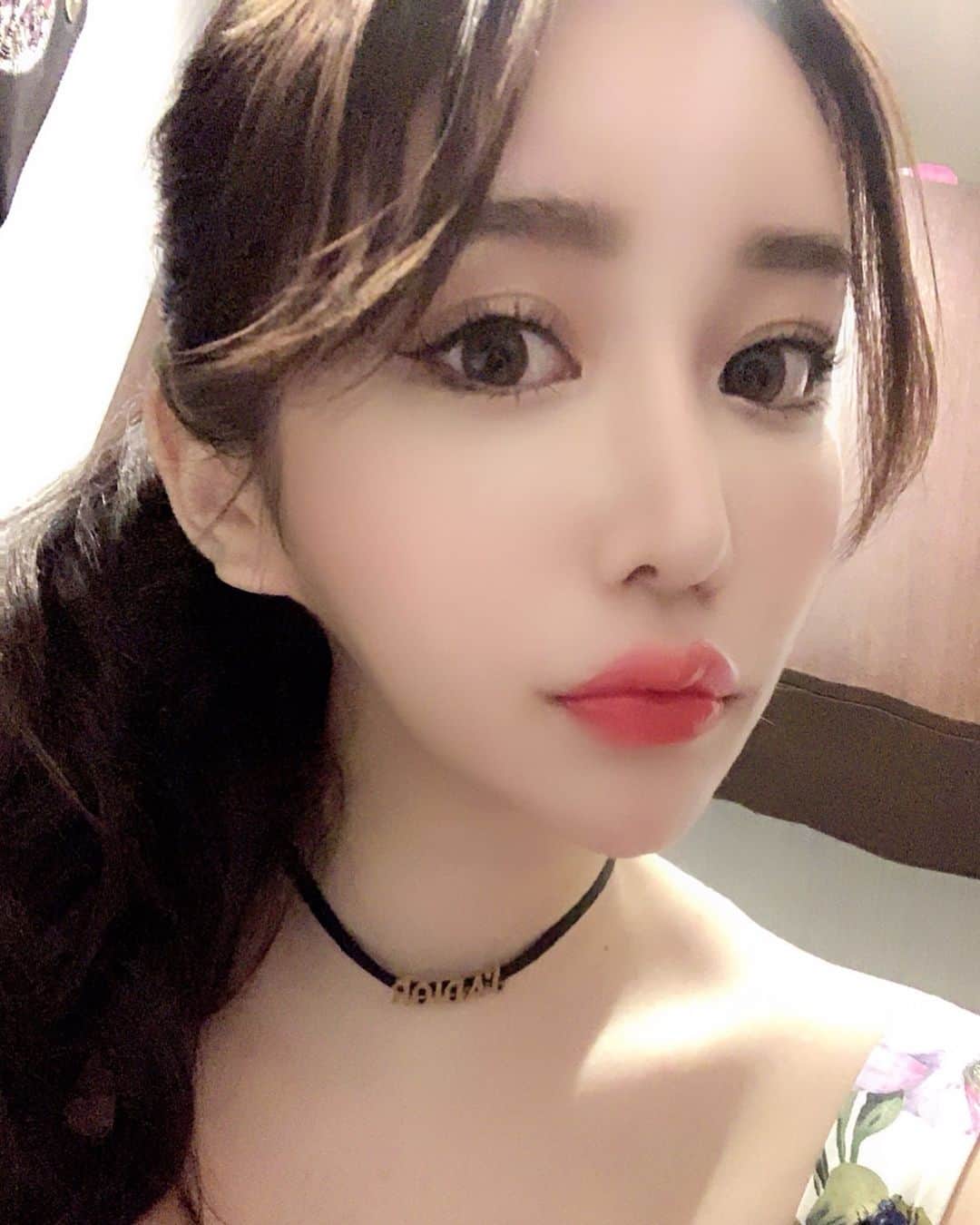 のインスタグラム：「家にいる方が花粉症酷いのなんで  #くしゃみと鼻水と目かゆすぎて寝れない#外出たらマシになる#え、猫アレルギー？#夜人と会うのに朝からラーメンと餃子食べた#キャバ嬢#あ、違った#ホステス#銀座#肌管理そろそろしたい#いい加減痩せたい#ラーメンうま」