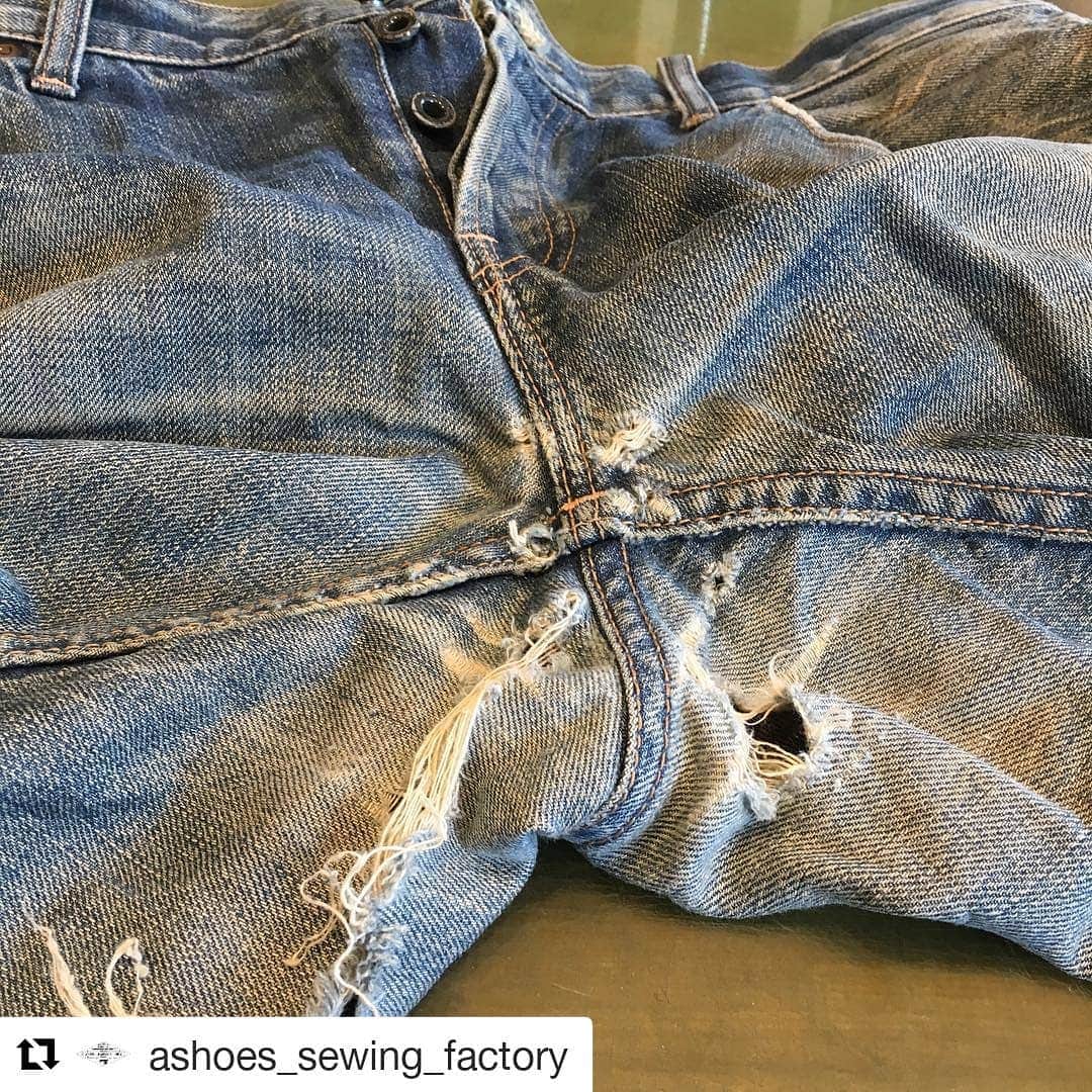 select shop「ASHOES」 SHOP STAFFのインスタグラム：「#Repost @ashoes_sewing_factory (@get_repost) ・・・ 股十字部分 解体再縫製にて 穴ふさぎのリペア。  リペア前と リペア後の フォト。  お気軽に ご相談ください。 −−−−−−−−−−− ジーンズを カッティングから 丸縫いしています。  シルエットの別注も 可能です。  リペアへのフィードバック。 またその逆を 日々貯め込みながら。 −−−−−−−−−−− #リメイク #デニムリペア #ジーンズ修理 #デニム修理 #サイズ変更 #幅出し #handmade #ハンドメイド #ashoes #亜洲'S #さいたま #大宮 #デニム #ジーンズ #裾上げ #チェーンステッチ #お直し #リペア #穴埋め #タタキ #singersewing #Unionspecial #sewing #sewingmachine #ミシン #シンガーミシン #ユニオンスペシャル #jukI #unionspecial43200g」