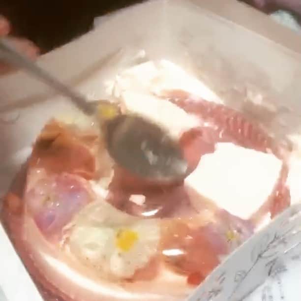 澤村小夜子のインスタグラム：「母への誕生日ケーキ🎂に 桜のババロアを買って実家まで1時間🚃 . すっごい可愛いんだよー(*´□︎`*) と言いながら箱を開けたら 横に流れてぐちゃぐちゃになってた😭 . 一生懸命現状復帰してるところを 妹に撮られ、インスタにもアップされる始末、、 . まぁでも、味は一緒🤗 . #お母さん #誕生日おめでとう #ケーキ #ババロア #破滅  #修復作業  #完璧でさぁ」