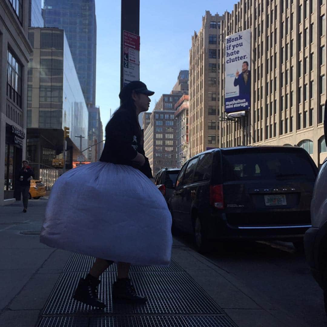新山千春さんのインスタグラム写真 - (新山千春Instagram)「娘のお気に入りのskirt。。。 (*˘︶˘*).｡.:*💓 最後の写真がモンローちっくで お気に入り٩꒰๑❛▿❛ ॢ̩꒱ #awesome 😍👍 #ニューヨーク #NYC #5thavenue  #Manhattan #casualstyle  _____________________________________________________🌹  #NY ♥️ #art 🎨好き#Japaneseactress #casualcoordinate #denimcoordinate #makeup #model  #mamastyle #Instagood #hairarrange #fashion  #outfit #casualstyle  #outfitstyle #촬영 #粉我 #나를따르라  #fashionistas #dailylook #coodinate #いいね 💘#フォロー ありがとうございます🌹#新山千春  ______________________________________________」3月23日 15時05分 - chiharuuu_0114