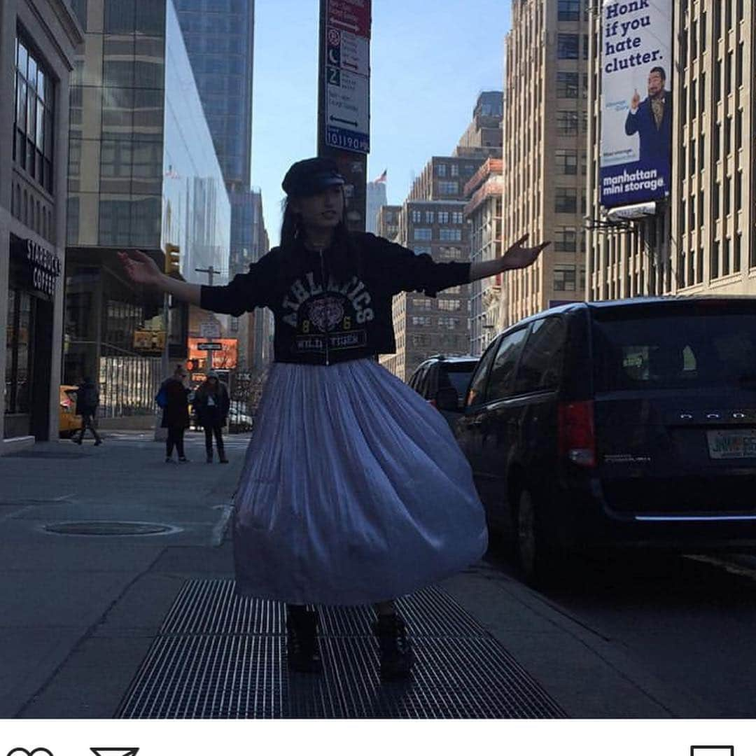 新山千春さんのインスタグラム写真 - (新山千春Instagram)「娘のお気に入りのskirt。。。 (*˘︶˘*).｡.:*💓 最後の写真がモンローちっくで お気に入り٩꒰๑❛▿❛ ॢ̩꒱ #awesome 😍👍 #ニューヨーク #NYC #5thavenue  #Manhattan #casualstyle  _____________________________________________________🌹  #NY ♥️ #art 🎨好き#Japaneseactress #casualcoordinate #denimcoordinate #makeup #model  #mamastyle #Instagood #hairarrange #fashion  #outfit #casualstyle  #outfitstyle #촬영 #粉我 #나를따르라  #fashionistas #dailylook #coodinate #いいね 💘#フォロー ありがとうございます🌹#新山千春  ______________________________________________」3月23日 15時05分 - chiharuuu_0114