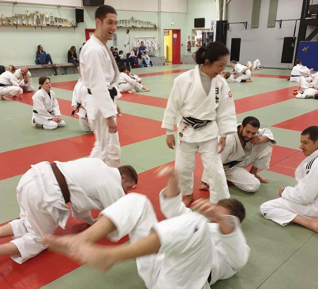 しなしさとこさんのインスタグラム写真 - (しなしさとこInstagram)「. . . ⑥France 昨夜はこちらで^ ^ 関節技と絞め技の基本を中心に。 明るくていいclub teamでした。 . . #しなしさとこ #satokoshinashi #女子格闘技 #格闘技女子 #ジョシカク #女子アスリート #腹筋女子 #mma #柔道 #judo #柔術 #サンボ #42歳 #アラフォー#amiens #アミアン#フランス #noyon #judoclub#france #関節技 #絞め技 #Yawara道着はオーダーメイド#さとこセミナー#ミッシェルヤマ」3月23日 15時14分 - shinashisatoko