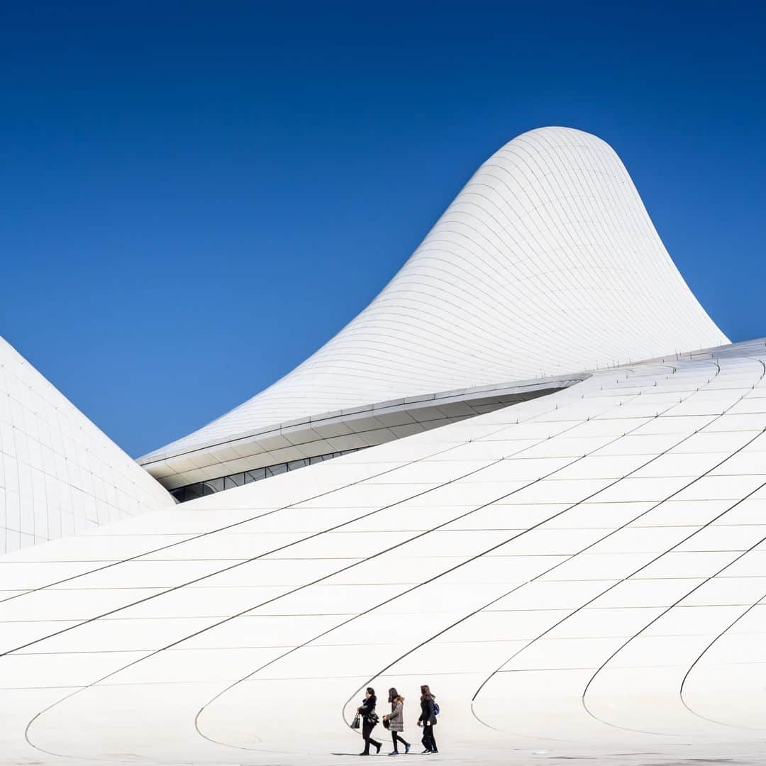 AFP通信さんのインスタグラム写真 - (AFP通信Instagram)「AFP Photo 📷 @torbalancho - People walk in front of the Heydar Aliyev Center in Baku on March 22, 2019. The building was designed by Iraqi-British architect Zaha Hadid and is considered one of the most recognised architectural landmarks worldwide.」3月23日 15時16分 - afpphoto