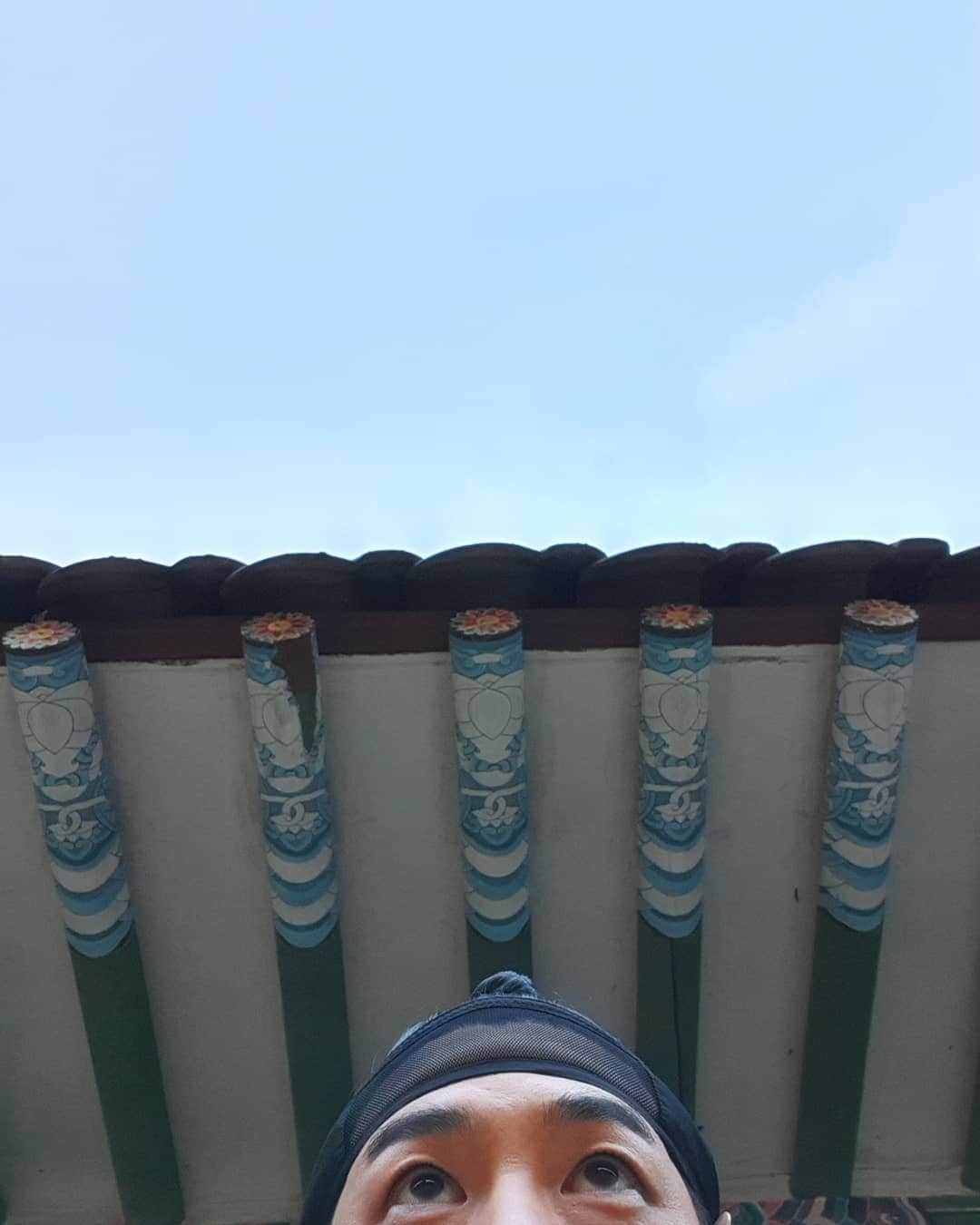 ハン・サンジンさんのインスタグラム写真 - (ハン・サンジンInstagram)「#셀카#selfie#빼꼼 #하늘#처마#눈 #sky#roof#eye」3月23日 15時16分 - hsjnews