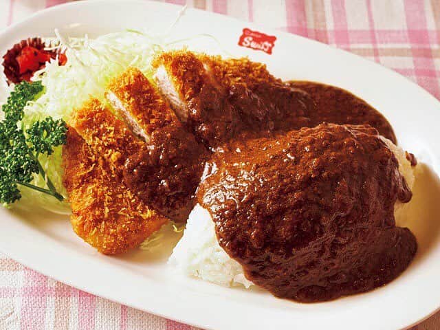 のインスタグラム：「老舗洋食店の元祖カツカレー『銀座スイス』。銀座では基本といえる、昭和22年創業の洋食店がここ。名物は、元巨人軍の故・千葉茂氏のリクエストから生まれたカツカレーだ。たっぷりの野菜をすりおろしてじっくり煮込んだカレーと洋食店の上品なカツレツというゴールデンコンビは、世代を超えて愛され続けるのも納得の味だ。#東京カレンダー #東カレ #tokyocalendar #銀座 #銀座スイス #カツカレー #洋食 #カレー」