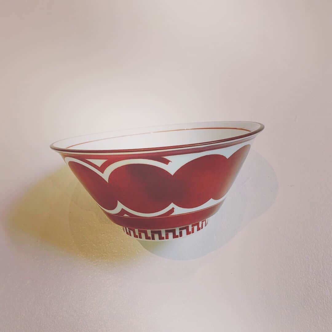 宮田麺児さんのインスタグラム写真 - (宮田麺児Instagram)「カルフォルニアで ラーメン鉢を夕日にかかげて 7年後 まさか 究極のラーメン鉢ができる日がくるとは。  #ロス#ロサンゼルス#カルフォルニア#西海岸#ハリウッド#ラーメン#究極のラーメン鉢#宮田麺児#波佐見焼」3月23日 15時27分 - miyatamenji