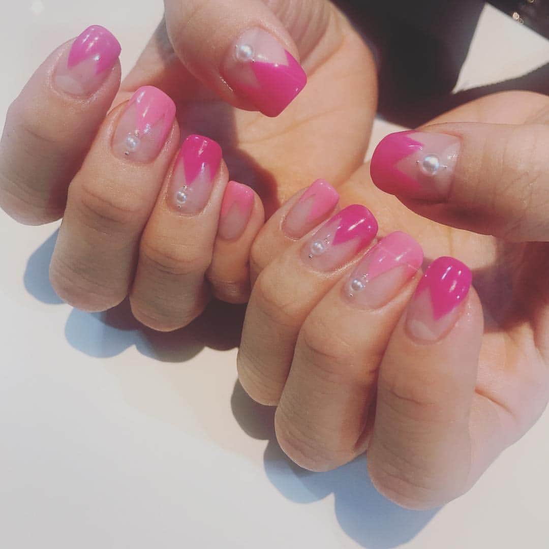 RUBY&ONYX by Kanako Miuraのインスタグラム：「🎀jagged pink🎀 ・ ギザギザピンクネイル♡ 甘すぎず少しエッジの効いたデザインです⚡️ ・ INSTYLE BLOGにて、角質ケアについて取材していただきました！ 正しいセルフケア方法や臭いの原因などについて説明させて頂いてます。 ・ "溜まりすぎた角質ケアはセルフでは無理？ネイリスト直伝の正しいケア方法" ・ サロンのプロフィール画面のリンクからどうぞ😊 是非、ご覧ください！ ・ ・ ・ 角質ケアキャンペーン👣 ・ 好評につき3月末まで延長🤗 期間中ジェルネイルまたはポリッシュカラーをされたお客様に足裏の角質ケア&ゴマージュ(通常価格¥3780)をプレゼント致します！ 乾燥する冬にこそつるつるのお足元で快適にお過ごしください。 ※ネイルはハンドでもフットでも可 ※ご予約の際に角質ケアご希望の旨お伝えくださいませ。  3/24 12:00〜.14:30〜.17:00〜 3/25 18:00〜 ご案内可能です。 お気軽にお問い合わせくださいませ💫 ・ ・ #daikanyama#nailsalon#nail#gelnail#rubyandonyx#summer#summernails#handnail#mode#cool#studs#menscare#ART#winternails#nuancenails#メンズネイル#メンズケア#定額制ネイル#通い放題#ジェルネイル#ネイル#ノーサンディング#フットケア#大人ネイル#フットネイル#シンプルネイル#代官山ネイルサロン#トレンドネイル#ショートネイル」