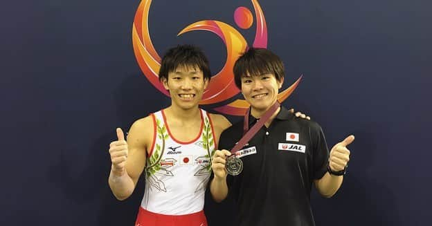 宮地秀享さんのインスタグラム写真 - (宮地秀享Instagram)「ドーハ・ワールドカップ  鉄棒準優勝でした🥈 0.1の差でしたがあそこでの演技があの緊張感でできる最大限の演技だったのでまたリベンジを目指して頑張りたいと思います😊  東京オリンピックの予選会という名目のワールドカップで4大会全てにおいて決勝に残り、過度の緊張感の中で1位2位3位6位の成績は自分の成長を大きく感じました！  バクーWCから続いた連戦で疲労もあった中のこの演技は評価しつつ、長期間の戦いでの過ごし方を課題としてこれからの練習で質の高い演技を求めていきます！  ドーハではかずまに謝罪せず済みました😅  #ドーハ#ワールドカップ#2位#悔しい#でも#この場の限界#やりきった#かずま#本当に#ありがとう」3月24日 2時24分 - gymhide