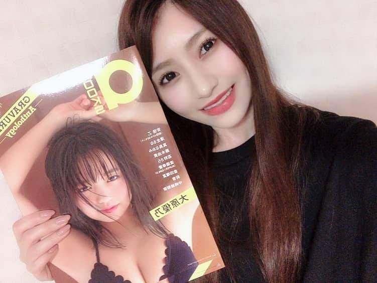 りーめろ先輩（莉音）さんのインスタグラム写真 - (りーめろ先輩（莉音）Instagram)「「a-books GRAVURE 2019 -anthology-」発売されました❤！ 皆さん！ check☺︎✓よろしくお願いします!!! ちなみに私は赤い水着がお気に入りなんだー😍✨」3月24日 0時50分 - ree_mero_official