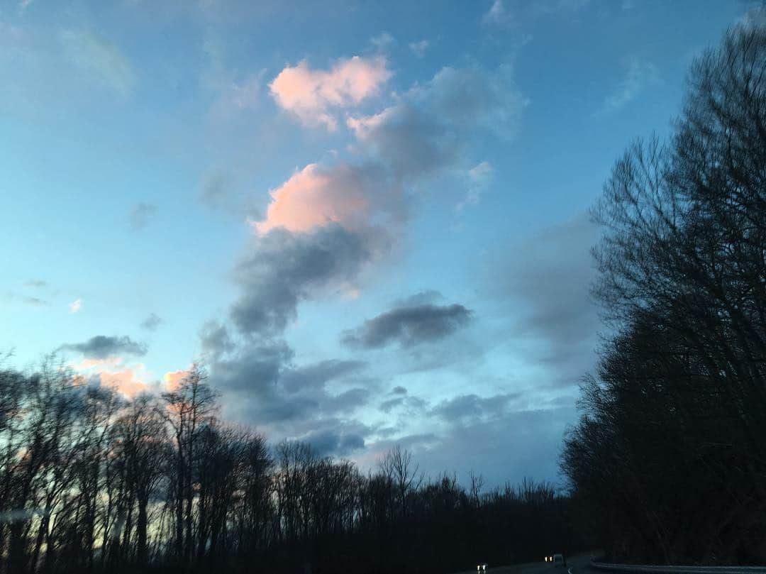 Monday満ちるさんのインスタグラム写真 - (Monday満ちるInstagram)「The drive yesterday was so beautiful. Now if only the temperature would rise...!! #springskies」3月24日 0時51分 - mondaymichiru