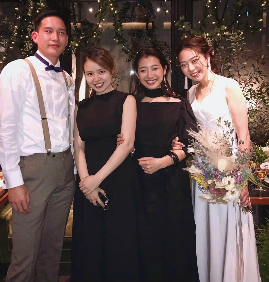 鬼辻麻衣さんのインスタグラム写真 - (鬼辻麻衣Instagram)「Happy Wedding 🕊 💍 @mimu1019 🎈 ・ ・ 可愛い可愛いみわのドレス姿は破壊力満点でした👰❤️ みわ、かずきくんおめでとう🎈 これからもお幸せに😚 #happywedding  #美男美女夫婦の誕生 ・ (さっきの編集しようとしたら 間違って消えたから再投稿😢)」3月24日 1時06分 - kitsumai