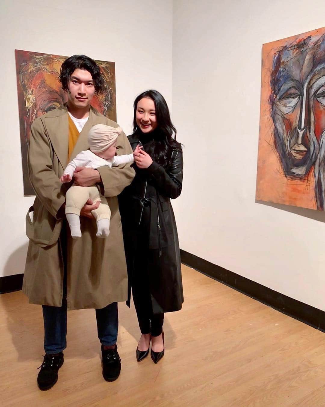 のインスタグラム：「.﻿ 友人のアーティストMizukiちゃん @miznegi の展示へ。﻿﻿ 展示テーマ〝脆い〟は型にはまらないことに焦点をあて、人間の精神の生々しさや脆さと私たち自身の感情の狭間でどういった直面をしているかを表現したそう。﻿ ﻿ 日本人の父と香港人の母を持ち香港で育った彼女の中にある対立するもの、日本の起源に真摯に向き合う姿勢、ダイナミックな中に見える憂いや色の表現する感情をビシビシ伝わる作品たち。パーソンズに通いながら勢力的に活動するミズキちゃんの姿を見てたので初めて実際に作品を観れて嬉しかった〜。 素晴らしい展示、おめでとう！！﻿﻿❤️ ﻿﻿ #nyc #art #MizukiNishiyama﻿ ﻿ #artwork #painting ﻿」