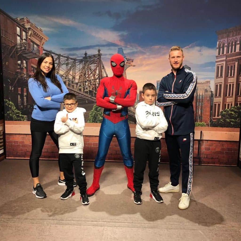 イニャツィオ・アバーテのインスタグラム：「FAMILY!!! #disneylandparis #waltdisneystudios #marvelseason #dlphotlist @disneylandparis 🕸🕷🐭 @valedelve1」