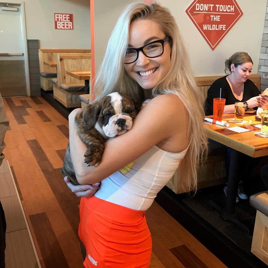 Hootersさんのインスタグラム写真 - (HootersInstagram)「Hope you have a paw-some National Puppy Day!」3月24日 1時02分 - hooters