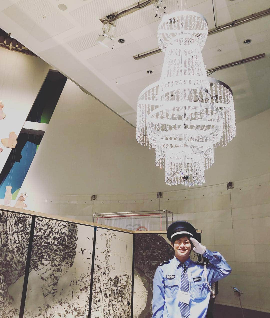 阿部洋子さんのインスタグラム写真 - (阿部洋子Instagram)「💎 今年も観に行ってきました。#kumafoundation  #kumaexhibition  #2019  以前、番組で出会った若いアーティスト、 #中村暖 くん  今年は、ライオンに噛ませた アクリルとスワロフスキーで創った、 #シャンデリア #chandelier  って発想が!!! 若い才能っていいね。 スバラシイ！  4枚目と5枚目の作品も、 気になったモノのひとつ。  明日まで、スパイラルで開催。 ぜひ🎶」3月24日 1時02分 - hirocoring