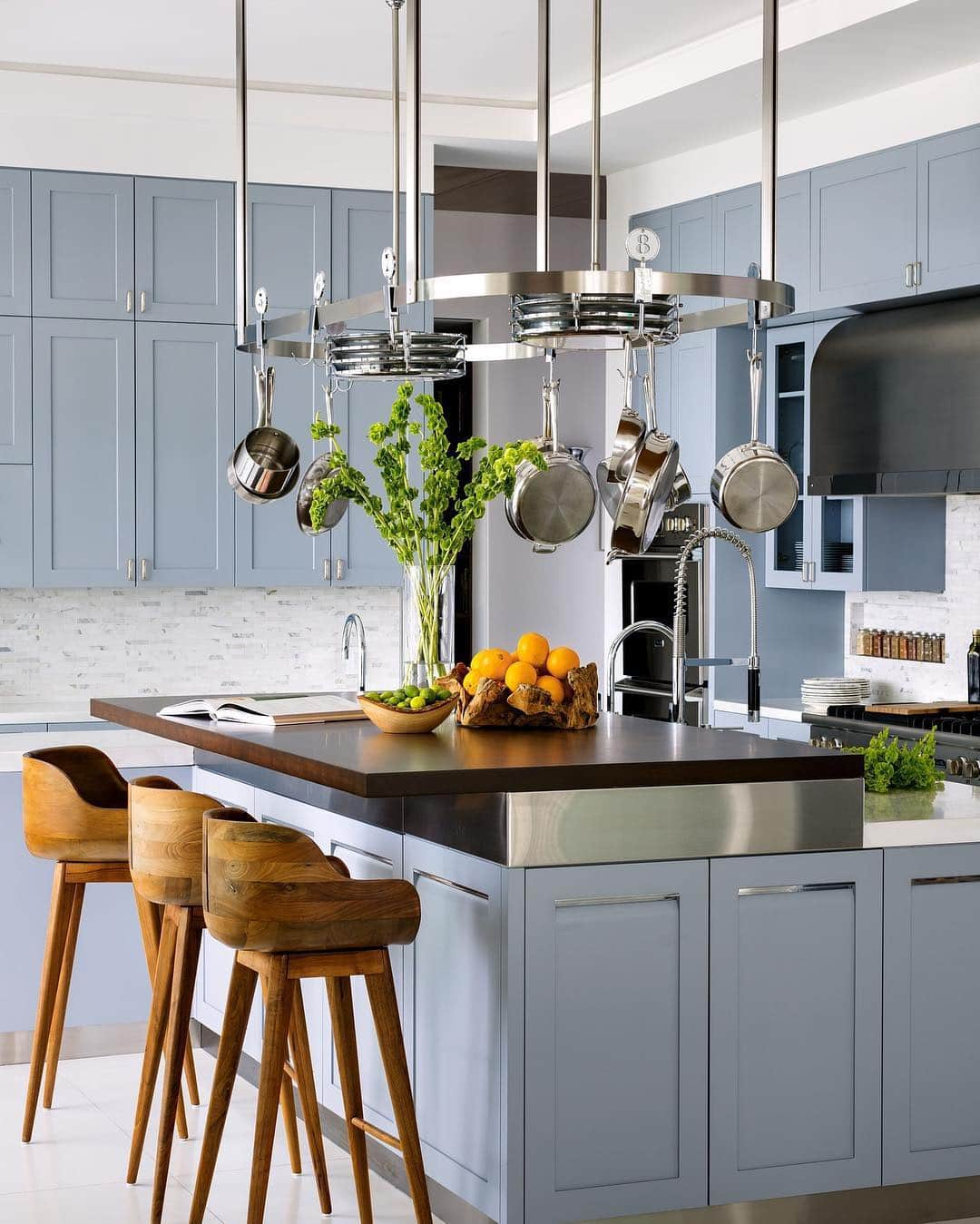 ELLE DECORさんのインスタグラム写真 - (ELLE DECORInstagram)「A pale blue shade on the kitchen walls adds a hint of glamour to a relaxed home in California. The kitchen stove is by Viking and the Carrara marble tiles are by Walker Zanger. The 1920s pendant lights came from Thanks for the Memories, and the barstools are from Organic Modernism. Design by Alison Palevsky of @palevsky_co, photography by @trevortondro, from the ED archives.」3月24日 1時03分 - elledecor