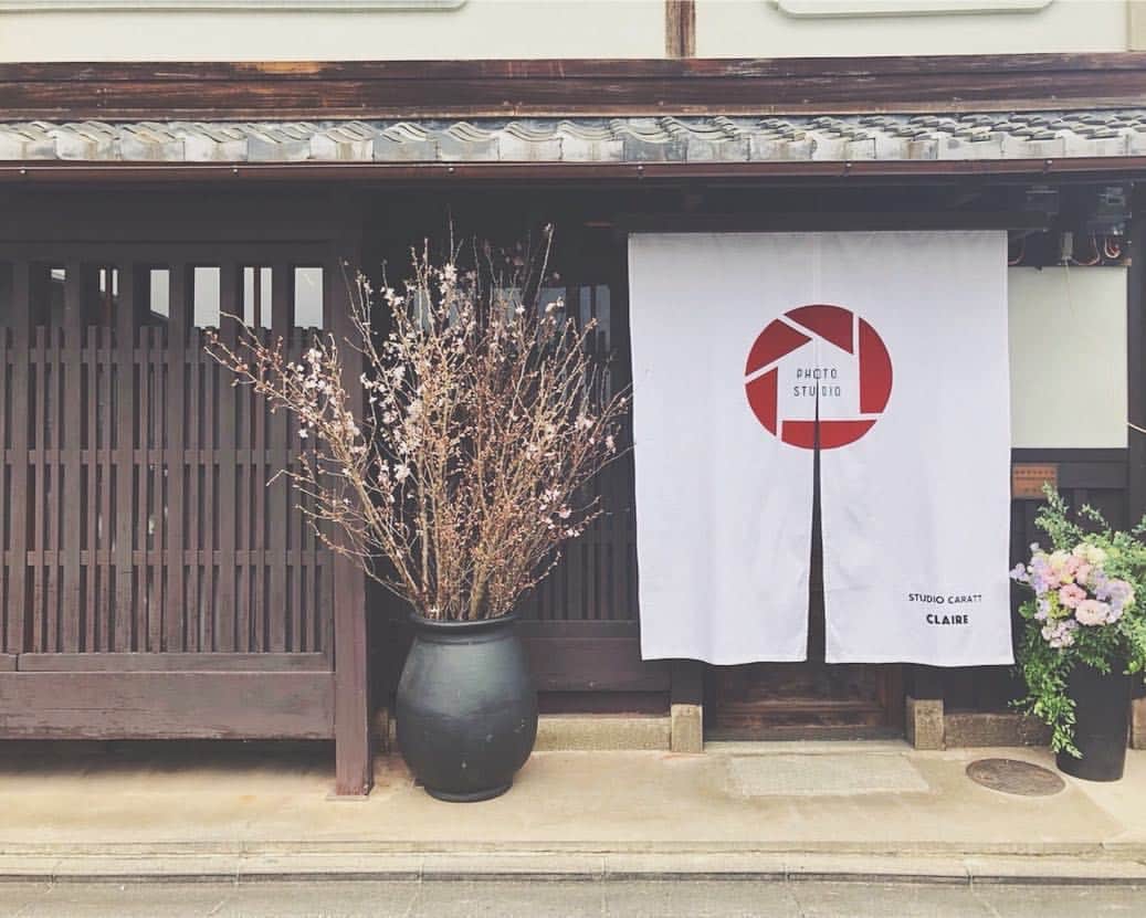 CLAIREのインスタグラム：「2019年3月23日(土) 京都西陣店がオープンしました✨ ・ 京町屋1棟を改装したスタジオとなっており、京都らしい雰囲気を体験できます。 ・ 町屋を生かした和装撮影はもちろんアンティークな雰囲気のスタジオもあり、ドレス撮影にもぴったりな空間です。 ・ 風情あふれる京都のロケーション撮影も、ぜひお任せください。 ・ オープン記念で特別価格のプランもご用意しております。 ・ また、大人気SABONのクリームやスクラブ、似顔絵のプレゼントのご来場特典、ご成約特典もご用意してます。 ・ スタッフ一同皆様のお越しをお待ちしております。 ・ @claire_kyoto @clairebridalstudio」