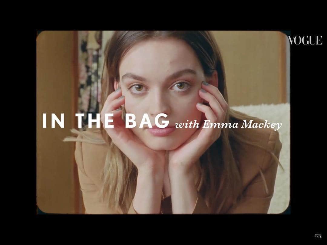Sophie Hulmeさんのインスタグラム写真 - (Sophie HulmeInstagram)「Head to @britishvogue, where the great @emmatmackey shares the contents of her handbag - and it’s one of ours! The Knot Tote is roomy enough for a heavy load - perfect for those who like their creature comforts close by. Emma’s Knot is chic in classic Navy. 💓」3月24日 1時10分 - sophie_hulme