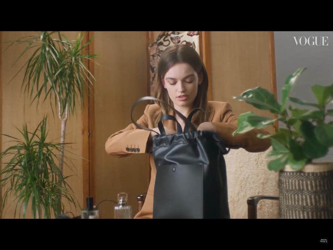 Sophie Hulmeさんのインスタグラム写真 - (Sophie HulmeInstagram)「Head to @britishvogue, where the great @emmatmackey shares the contents of her handbag - and it’s one of ours! The Knot Tote is roomy enough for a heavy load - perfect for those who like their creature comforts close by. Emma’s Knot is chic in classic Navy. 💓」3月24日 1時10分 - sophie_hulme