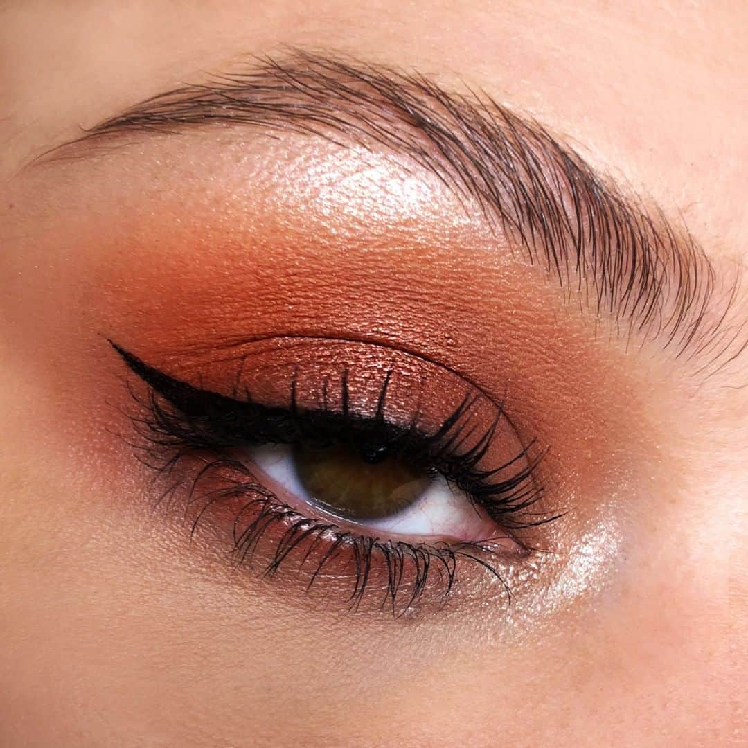 Smashboxのインスタグラム：「Sunset vibes 🌆 ⠀⠀⠀⠀⠀⠀⠀⠀⠀ ⠀⠀⠀⠀⠀⠀⠀⠀⠀ Recreate @lucygarland's look with our L.A. Cover Shot Eyeshadow Palette and Always On Liquid Liner available @sephora. #LALooksGoodOnYou⠀⠀⠀⠀⠀⠀⠀⠀⠀ ⠀⠀⠀⠀⠀⠀⠀⠀⠀ Brow Bone: Venice Peach ⠀⠀⠀⠀⠀⠀⠀⠀⠀ Crease: Eastsider ⠀⠀⠀⠀⠀⠀⠀⠀⠀ Lid: Canyon Copper ⠀⠀⠀⠀⠀⠀⠀⠀⠀ Inner corner: Venice Peach ⠀⠀⠀⠀⠀⠀⠀⠀⠀ Drop shadow: Eastsider/Canyon Copper」