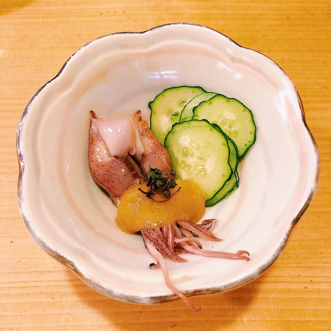 住吉史衣さんのインスタグラム写真 - (住吉史衣Instagram)「. . 今日は物心ついたころから美味しいお寿司を食べさせていただいてる🤤🍣 江戸川橋「やなぎ」 妹たちのお祝いだったのでお酒もたくさん飲みました🍶💕 今日の先付けは大好きな“ホタルイカ”目とかも取ってあって全く臭みや口に残る感じがなくて美味しい✨ “初かつお刺身”“かわはぎ”“ウニ““甘えび刺身”大好きな“赤貝刺身”どれも本当に最高なのです😋❣️ “いかのワタ和え”は塩辛と違ってしょっぱくないの！ポン酢で和えてあるんです😳他では味わえない美味しさだと思うよ👍 . . #江戸川橋 #鮨 #寿司 やなぎ #ふーみん食べ歩き #食べ歩き #女子飲み #晩酌  #家族ご飯 #お祝い #大学卒業 おめでとう🎉 #日本酒 #日本酒女子 #日本酒好き #ビール女子 #ビール好き  #オサケジョシ #sakemake #ポン酒タグラム #カウンター  #黒龍 #大吟醸 #九平次 #〆張鶴 #庭のうぐいす #純米吟醸  #グルメ女子 #清酒 #일본술 #japanesesake #sushi .」3月24日 1時22分 - fumie_0426