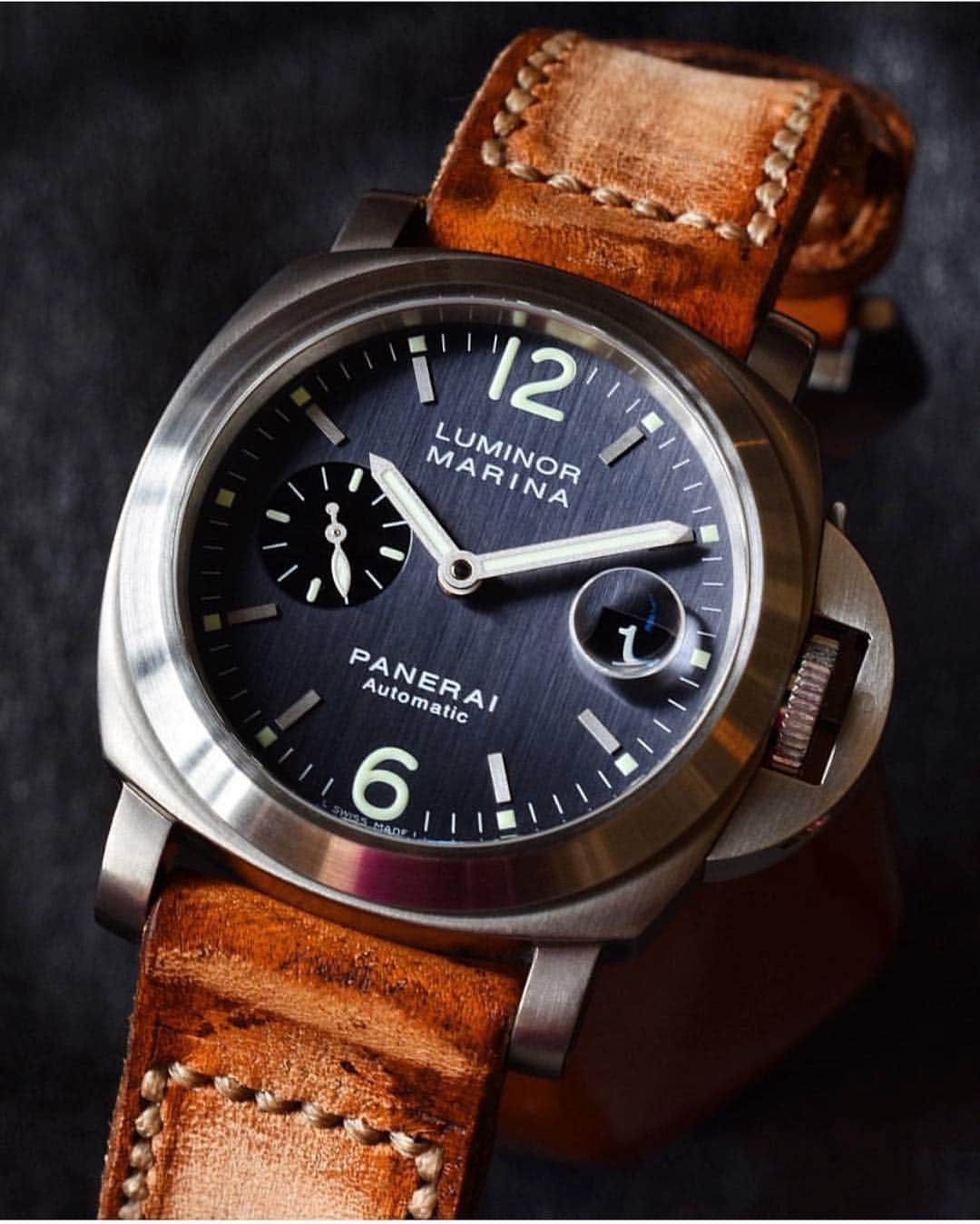 パネライのインスタグラム：「The brushed dial texture on the #PAM91 Anthracite colored dial really does wonders for the overall look of this piece. What do you think?  Pic by good friend @mrtiptopleather #swisswatches #paneraicentral」