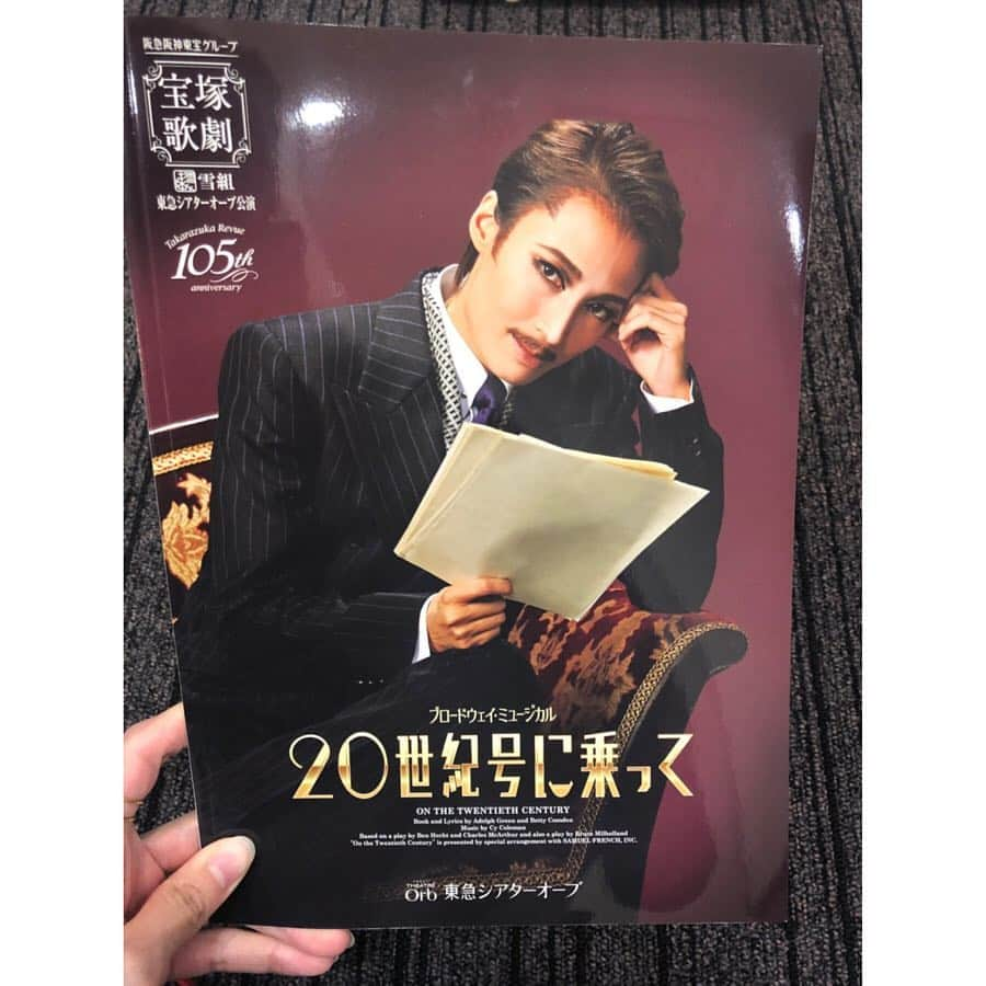 涼瀬みうとさんのインスタグラム写真 - (涼瀬みうとInstagram)「❄️ ㅤㅤㅤㅤㅤㅤㅤㅤㅤㅤㅤㅤㅤ 雪組 東急シアターオーブ公演『20世紀号に乗って』 よう @happy2ndlife と観てきました💖 前回のファントムからの差よ！ みんな芸達者だなぁ✨ だいもんみたいなあんな男性が居たら良いって伝えたら、えーしつこいよ？それでも大丈夫？ って。笑 間違いなくいいよねぇ。。。💓😂💓 めちゃめちゃ楽しませて頂きました😍👏💕 雪組最強で最高です♡ ㅤㅤㅤㅤㅤㅤㅤㅤㅤㅤㅤㅤㅤ 演出の #原田諒 先生にもお会い出来て、囲んで写真を☺︎ なんと原田先生は、私たち89期と同期なのです〜💡 私も『#ニジンスキー』でお世話になりまして、、 当時の思い出話で笑い転げました！🤣🤣🤣 . . そして観劇後は、 同期のRiRiKA @ririkadesu1226 一個上のもえりさん @moeri88 も合流して、RUTH'S CHRISへ〜🍖🍷 もう時間が過ぎるのがはやいはやい💦 最後は宇宙の話にもなって、もうなんだか壮大👽笑 たくさん笑った最高の一日❤️ . . #宝塚 #雪組 #東急シアターオーブ #20世紀号に乗って #OntheTwentiethCentury #89期 #同期 #TAKARAZUKA #望海風斗 #だいもん #オスカージャフィ #沙月愛奈 #あゆみ #イメルダソーントン #嶺乃一真 #RiRiKA #愛純もえり さん」3月24日 1時36分 - sanae3337777777