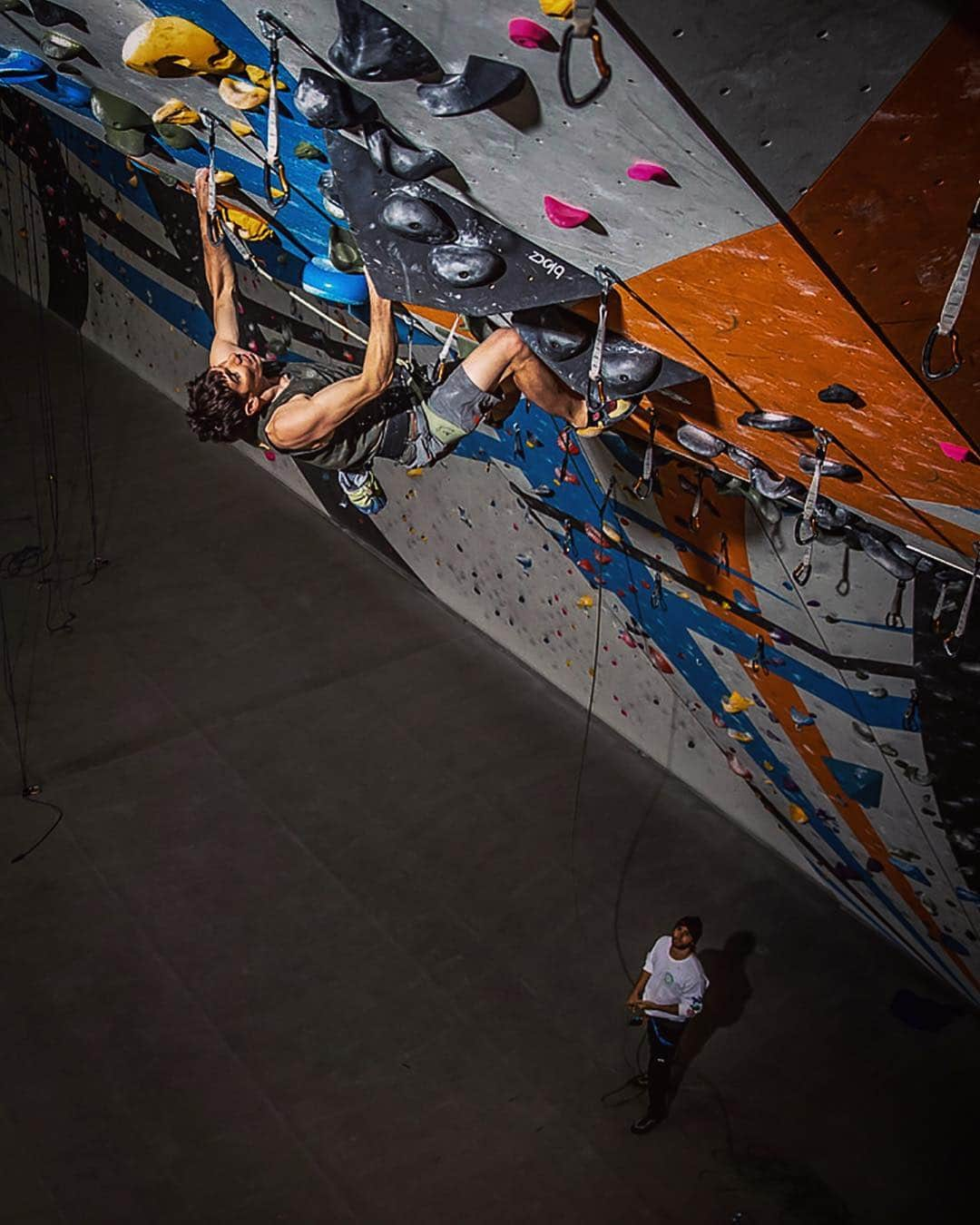 ジミー・チンさんのインスタグラム写真 - (ジミー・チンInstagram)「Sanity session w @alexhonnold and @jaredleto during the 6 month @freesolofilm tour. We had an epic time squeezing in climbing sessions in gyms all over the country. Thanks to all that helped feed the addiction... #roadtherapy Shot for @hollywoodreporter」3月24日 1時43分 - jimmychin