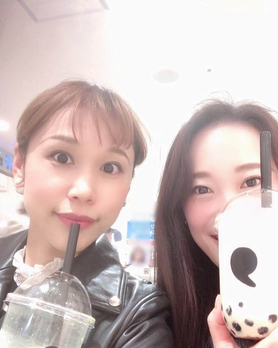 彩咲めいのインスタグラム：「この間、夢華さんとお休みの日におデートしてきました🌸 何も打ち合わせしていないのに、お洋服がおそろコーデみたいになりました😂 そして周りの人に見られてあれっ！？ってなりましたよね。そりゃそーだ。 だってお揃いが洋服だけじゃないんですもの💜 実は携帯のケースも色違いなんです☺️ そして、鞄も、、、www 偶然の連続でした。笑 笑いすぎて涙です🤣🤣🤣 山田様流石です✨✨✨ また、近々お会い出来ますように💜✨ #夢華あやりさん #💜 #偶然の連続」