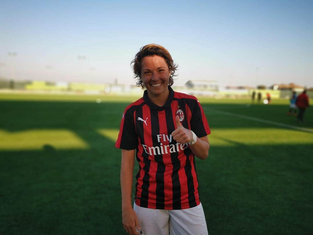 ACミランさんのインスタグラム写真 - (ACミランInstagram)「⏱️🔚 Three points in the bag for the Rossonere thanks to a goal by Giacinti, well done 👏🏻🔴⚫ Finita! Le rossonere portano a casa i tre punti grazie al gol di Giacinti! 👏🏻🔴⚫ #OrobicaMilan #SerieAFemminile」3月24日 1時58分 - acmilan
