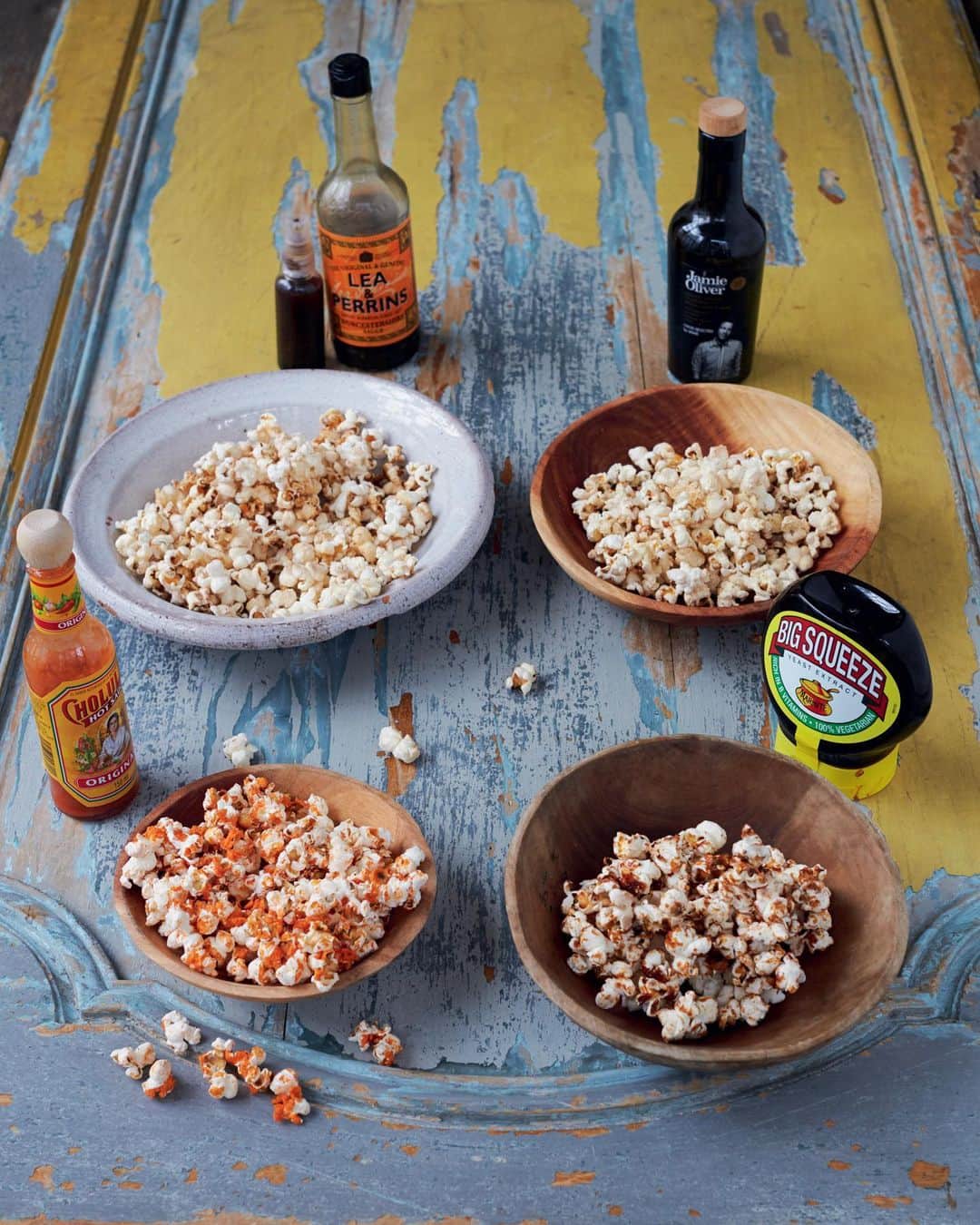 ジェイミー・オリヴァーさんのインスタグラム写真 - (ジェイミー・オリヴァーInstagram)「Night in recipes for you all ?? Curl up on on the sofa with these tasty, homemade snacks. Swipe across for ideas 👉👉👉 Tear 'n' share garlic bread, sausage rolls, houmous and popcorn. These recipes & more on my website guys. #SnackRecipes #SaturdayNight」3月24日 1時51分 - jamieoliver