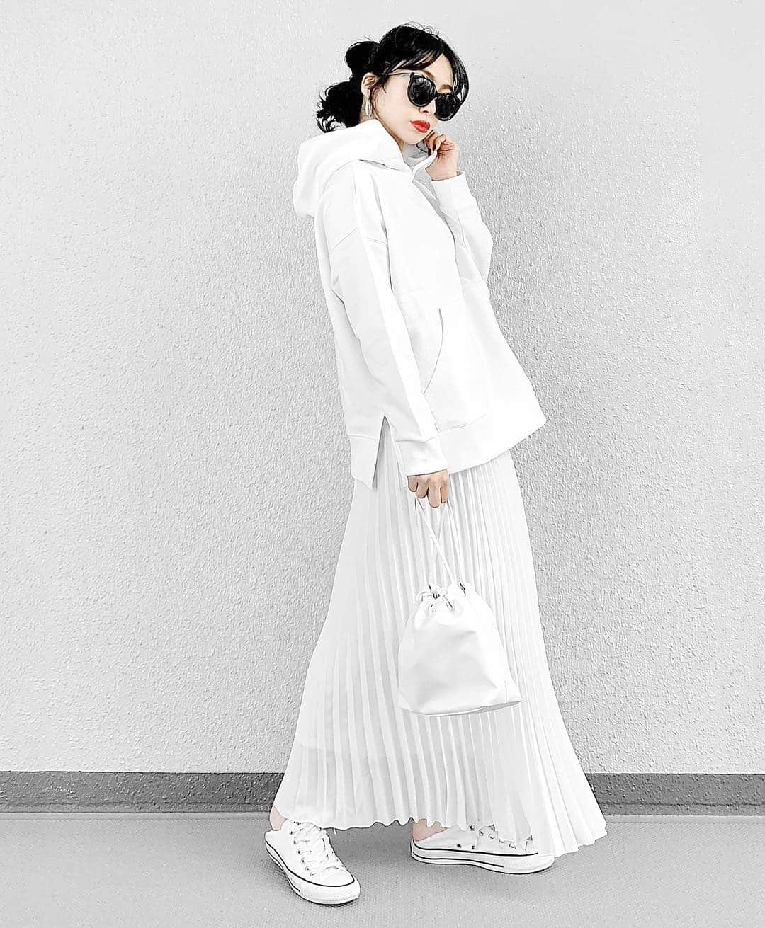lve_xxxxのインスタグラム：「.﻿ .﻿ @3rdspring_official ﻿ @sonyunara_jp ﻿ ﻿ ☑︎DALDALフーディ ﻿ 大きめフードでボリューム感が🙆‍♀️﻿ ﻿ ALL White ってかわええけど﻿ かなり気を使う😨 食べこぼしとか←﻿ ﻿ でもやめやれぬ。﻿ 白族にもなろう、2019年。﻿ ﻿ －－－－－－－－－－－－－－－－－－﻿﻿﻿﻿﻿﻿﻿﻿﻿﻿﻿﻿﻿﻿﻿﻿﻿﻿﻿ ﻿﻿﻿﻿﻿﻿﻿﻿﻿﻿﻿﻿﻿﻿﻿﻿﻿﻿﻿ item詳細(ブランド・サイズ等)に﻿﻿﻿ 関しましては﻿﻿﻿﻿﻿﻿﻿﻿﻿﻿﻿【WEAR】を﻿﻿﻿ ご参照くださいませ🙇‍♀️♡﻿﻿﻿﻿﻿﻿﻿﻿﻿﻿﻿﻿﻿﻿ ﻿﻿﻿ プロフのURLより飛んで頂けます✈︎﻿﻿﻿﻿﻿﻿﻿﻿﻿﻿﻿﻿﻿﻿﻿﻿﻿ ﻿﻿﻿ －－－－－－－－－－－－－－－－－－﻿﻿﻿ ﻿」