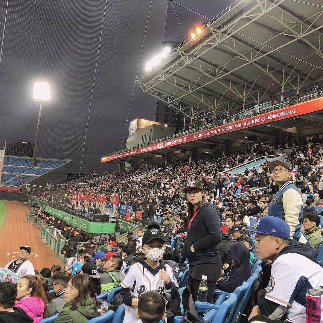 坪井ミサトさんのインスタグラム写真 - (坪井ミサトInstagram)「. . 本日は台湾プロ野球 「ラミゴモンキーズ」さんの 始球式をさせて頂きました⚾️✨ 30周年という素晴らしい機会に 呼んで頂きとても光栄です。 応援してくださった皆様 本当にありがとうございました🥰 . 始球式前のアップ、そして キャッチャーは陽岱鋼選手のお兄さん、 「陽耀勳」選手がお相手をして下さいました😌 . そして始球式は力んでワンバンになり 悔しくて倒れこんでる絵図です…泣 メンタルも鍛えないとね😢 . . #台湾 #台湾プロ野球 #taiwan #桃園 #桃園球場 #ラミゴモンキーズ #30周年 #始球式 #野球 #野球女子 #fitness #fitnessgirl #run #感謝」3月24日 1時51分 - misato1030