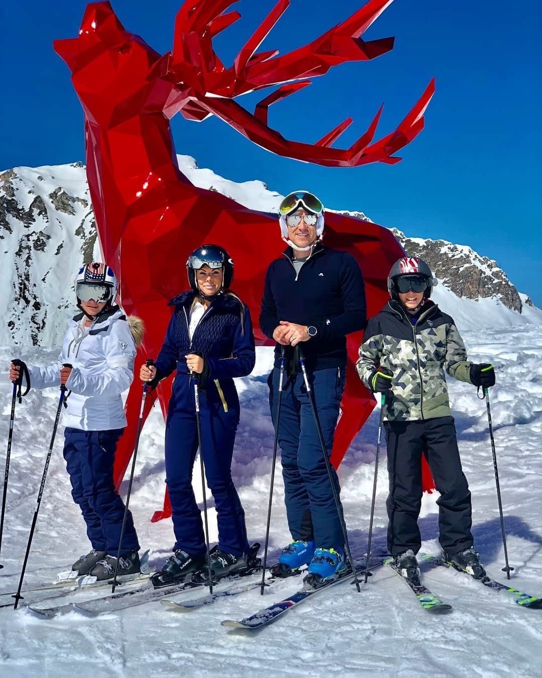 ジョン・テリーさんのインスタグラム写真 - (ジョン・テリーInstagram)「Bucket List ✅ ⛷☀️ Amazing experience being up in the mountains skiing with @toniterry26 @georgie26terry @sum26terry  So proud of you all ❤️💙❤️ @sixsensesresidencescourchevel」3月24日 1時53分 - johnterry.26