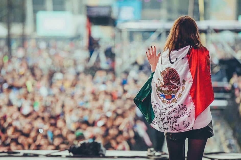 CHVRCHESさんのインスタグラム写真 - (CHVRCHESInstagram)「Ready to be back in Mexico next weekend for @FestivalVaiven 🇲🇽」3月24日 1時55分 - chvrches
