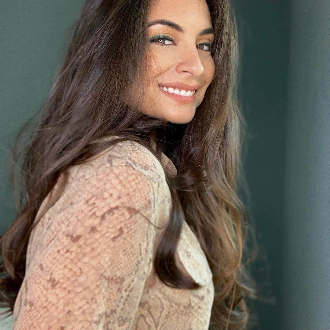 Ana Brenda Contrerasのインスタグラム：「Let’s be happy 😊 // seamos felices 🙏🏼❤️」