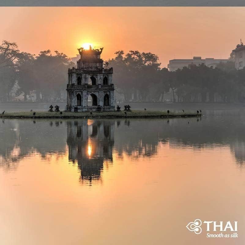 のインスタグラム：「According to Vietnamese legend, a dragon god gave his magic sword to King Lê Lợi to help him fight against China and it eventually help him defeat his foes. Some time later, when the king was sailing on a lake in Hanoi, a golden turtle, servant of the dragon god, appeared from the lake and ask the king to return the sword to his master. After giving the sword back, King Lê Lợi dubbed the lake "Hoàn Kiếm" (lit. "returned sword") and ordered for the construction of the Turtle Tower at the center of the lake to commemorate the whole event. . #ThaiAirways #Hanoi #Vietnam #HoanKiemLake #FlyTHAItoHanoi」