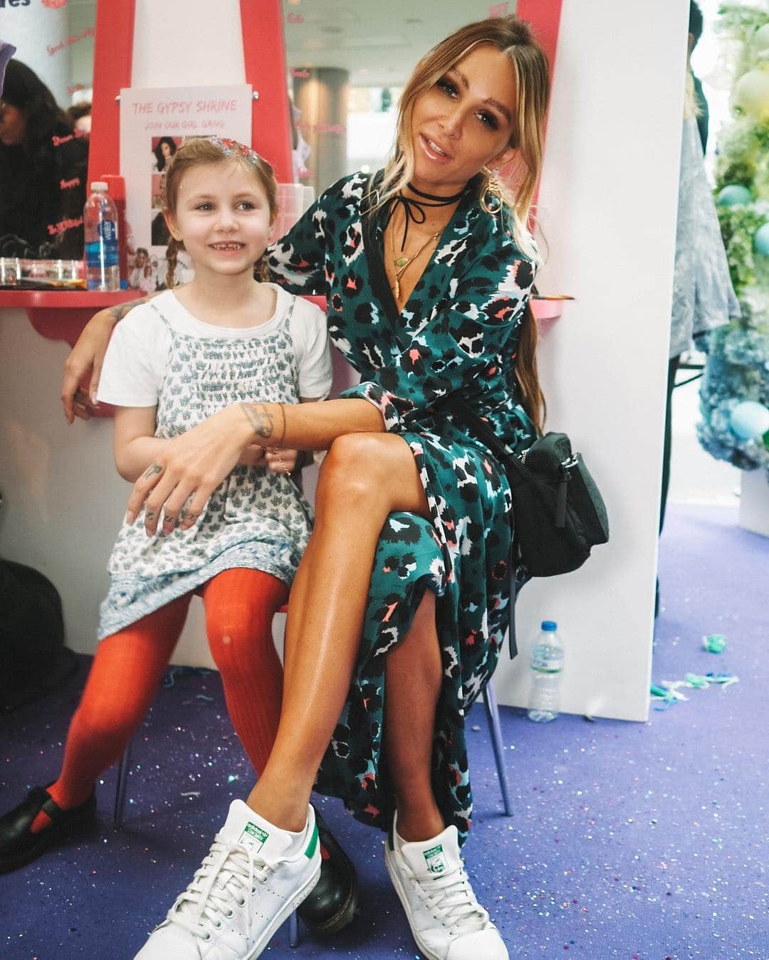 ルー・ティーズデールさんのインスタグラム写真 - (ルー・ティーズデールInstagram)「Happy Birthday Claire’s (and @thephoebetomlinson and @the.daisytomlinson !) love from Lou and Lux 💜」3月24日 1時56分 - louteasdale