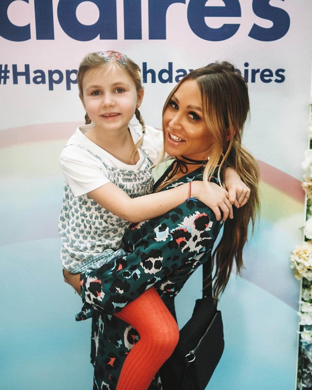ルー・ティーズデールのインスタグラム：「Happy Birthday Claire’s (and @thephoebetomlinson and @the.daisytomlinson !) love from Lou and Lux 💜」
