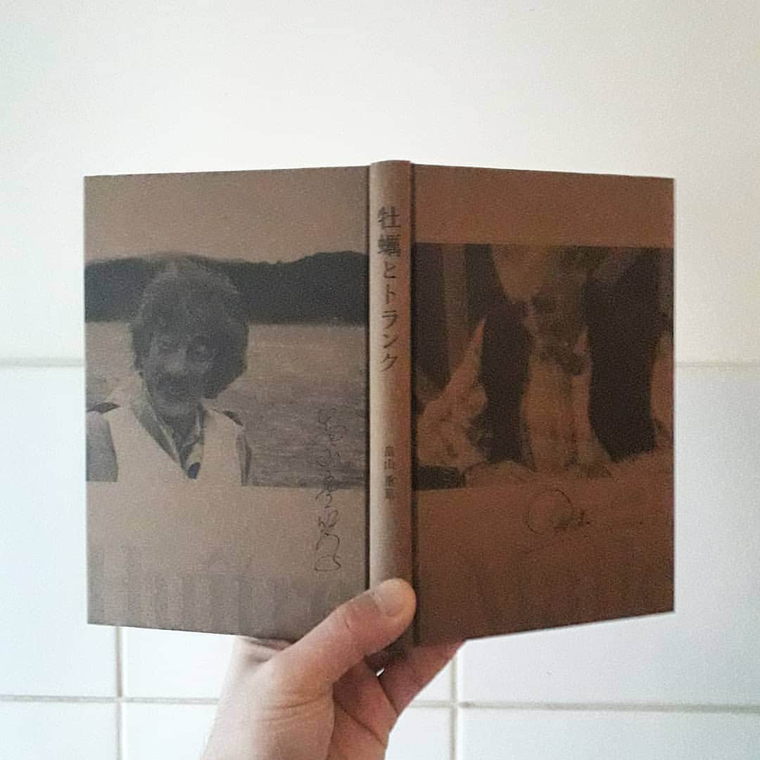 倉岡晋也のインスタグラム：「Proud ✓ I never know,,, Super strong story , this book about a 3.11 ( Great east Japan earthquake) and oyster aquaculture industry with @louisvuitton family .... restoration assistance following. 宮城県気仙沼市の牡蠣養殖漁業で「森は海の恋人運動」の代表、畠山重篤さんの著書。 東北大震災の直後にルイ・ヴィトンの支援により漁業が再開され街の復興に大きく貢献したエピソードの裏に、双方の信念やルーツに深い繋がりがありました。 約50年前、フランスで牡蠣絶滅の危機があった際に、宮城の牡蠣種を送り救われた恩恵から沢山の点が繋がり復興支援に結びついたという… 「大自然と食とファッション】 そして、いま僕の暮らすフランスと母親が住む宮城の繋がり。。 不思議な事に、この本を買ったのは先日3/11間近オペラ座近くにある本屋でした。 よく内容を確認せずインスピレーションで購入したんだけど、色々な事が想い重なり… 読み終えて様々な感情が交じり感慨深かったです。ルイ・ヴィトン創業者5代目パトリックさんの挿絵もロマンティックで愉しくて。。 とても強く素晴らしい内容、良い本に出会いました。。 #牡蠣とトランク」