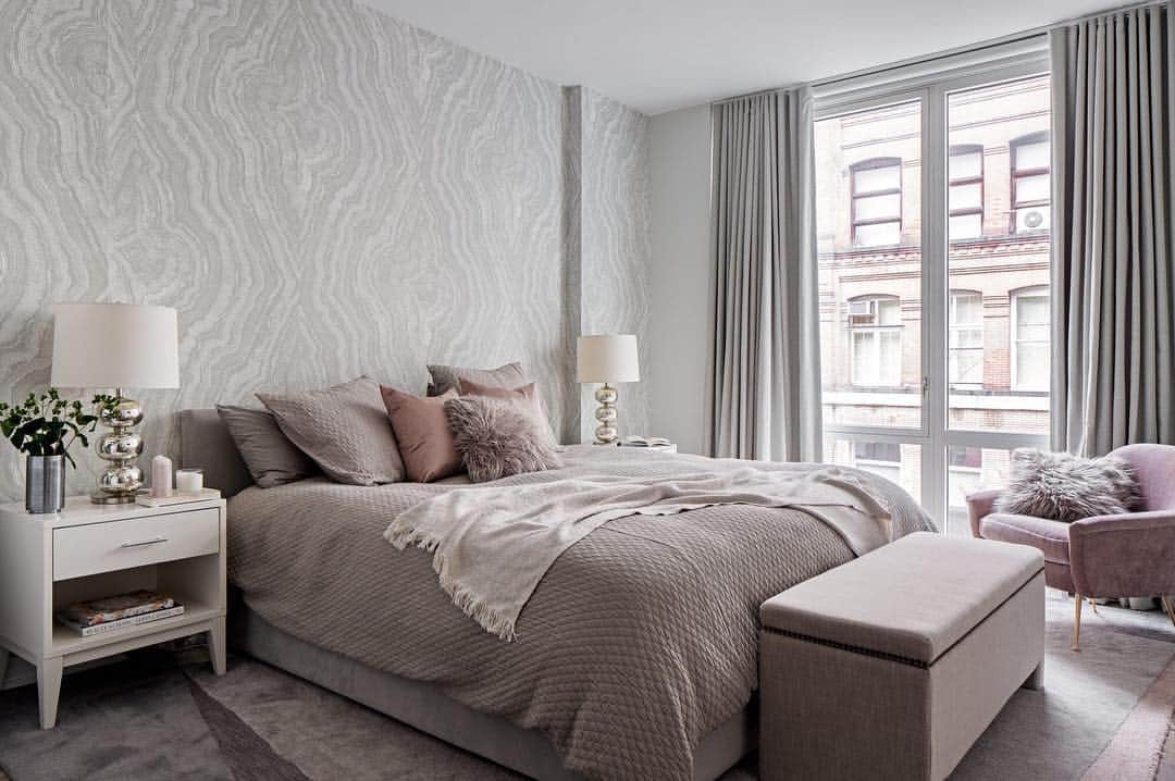 Homepolishさんのインスタグラム写真 - (HomepolishInstagram)「The metallic palette in this jewel box of a bedroom has us feeling like the lady of the home. We think we'll skip the accessories tonight and just layer dusty purple pillows and this agate-inspired accent wall into our look. Design by @MaggieRichmondDesign Photo by @SeanLitchfield」3月24日 2時04分 - joinfreddie