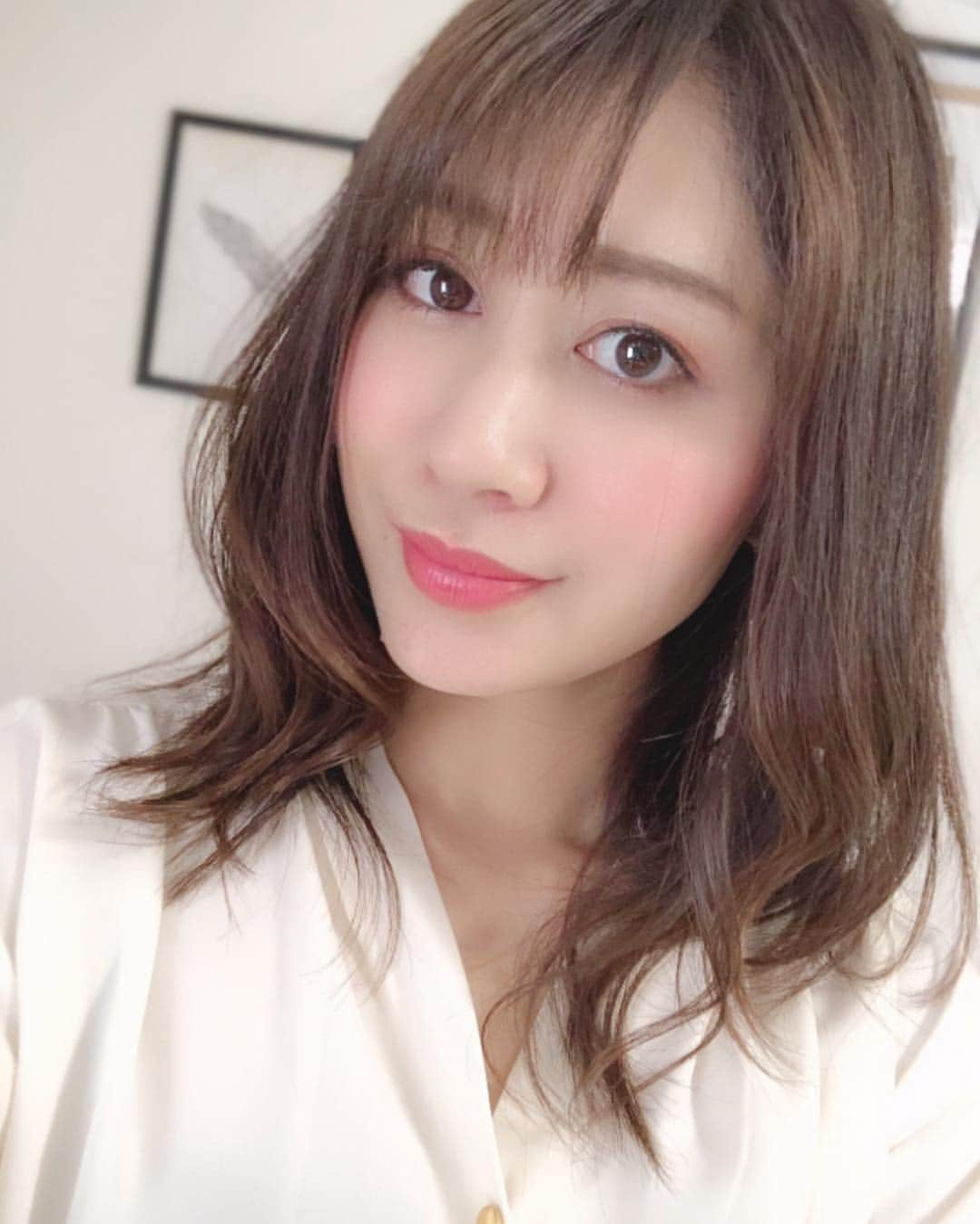 Yuri Sakuraiさんのインスタグラム写真 - (Yuri SakuraiInstagram)「: #ヘアメンテナンス 💁‍♀️ 私のクセ毛を見事に扱ってくれる（笑） よこたくさん(@yokotakuxx )!! : 久しぶりにカラー。 春なのでグリーンを入れて 透明感がでるように少し明るくしたよ!! : 一人一人の髪質に合わせて、 液も変えてくれるので、 カラーをしても、パーマをかけても 生き返る✨ : 髪の悩みがある方は、ぜひ相談してみてね★ たくさん、いつもありがとうございます!! : 最後の2つの写真と動画は、 カラー前、先月の髪リペ後★ : @digz_hair : : #美容院#美容#髪#髪質#髪リペ#クセ毛#ヘアスタイル#セミロング#ヘアアレンジ#原宿#巻き髪#アレンジ #hair#haircolor#hairstyle」3月23日 17時16分 - yuri_sakuraiii